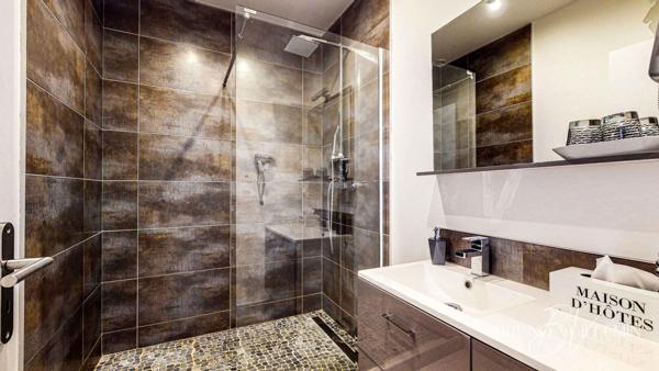 MAGNIFIQUE RECONVERSION POUR CETTE CAVE VITICOLE RÉNOVÉE / GITE et CHAMBRES D'HÔTES