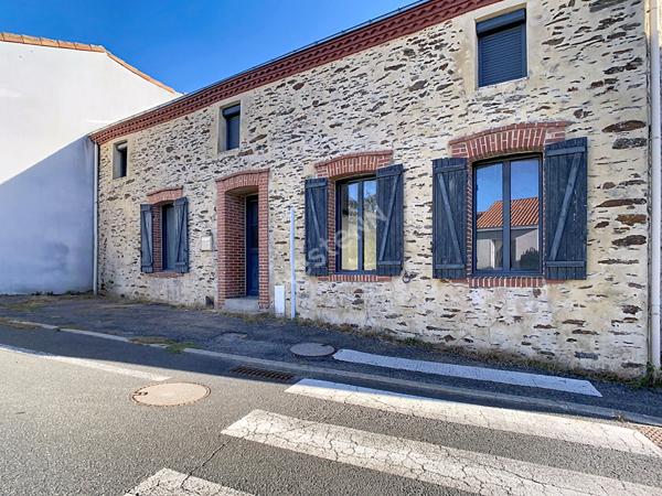 Maison idéalement située au coeur du bourg de La Regrippière à moins de 10min de VALLET et de l'axe NANTES-CHOLET