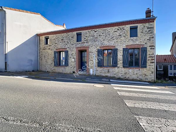 Maison idéalement située au coeur du bourg de La Regrippière à moins de 10min de VALLET et de l'axe NANTES-CHOLET