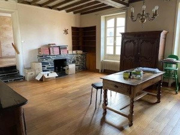 LE BOURGNEUF LA FORET Maison centre bourg avec son jardin suspendu