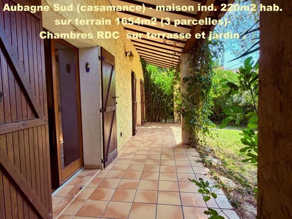 13400  Aubagne (Casamance et Chateau de Creissauds) Maison Individuelle -  4 à 5 chambres - 220m2 hab et 300m2 plancher