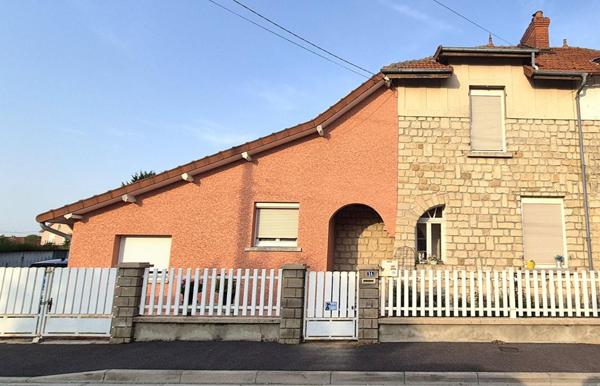 Belle Maison en Pierre ou de Caractère de 115 m² Rénovée avec Goût avec sa Cour sécurisée, Terrasse, Cave à vin, Grand Garage avec Porte motorisée et Terrain clos, arborés et Paysagers de 793 m²
