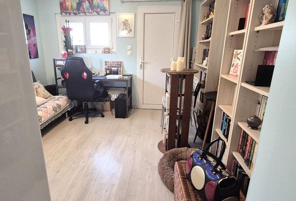 Belle Maison en Pierre ou de Caractère de 115 m² Rénovée avec Goût avec sa Cour sécurisée, Terrasse, Cave à vin, Grand Garage avec Porte motorisée et Terrain clos, arborés et Paysagers de 793 m²