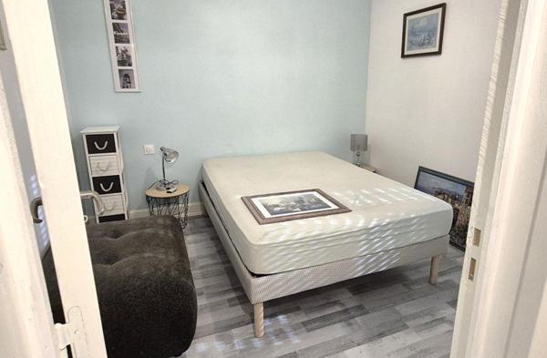 Belle Maison en Pierre ou de Caractère de 115 m² Rénovée avec Goût avec sa Cour sécurisée, Terrasse, Cave à vin, Grand Garage avec Porte motorisée et Terrain clos, arborés et Paysagers de 793 m²