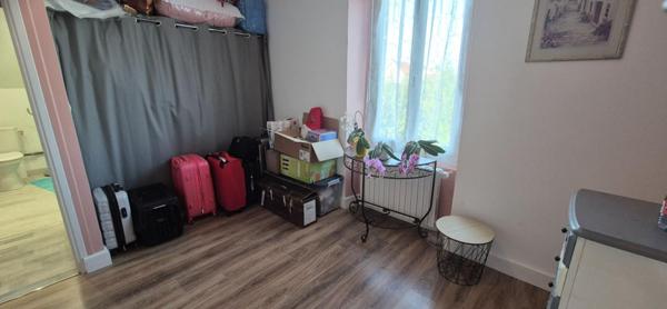 Belle Maison en Pierre ou de Caractère de 115 m² Rénovée avec Goût avec sa Cour sécurisée, Terrasse, Cave à vin, Grand Garage avec Porte motorisée et Terrain clos, arborés et Paysagers de 793 m²