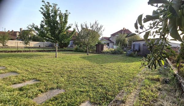 Belle Maison en Pierre ou de Caractère de 115 m² Rénovée avec Goût avec sa Cour sécurisée, Terrasse, Cave à vin, Grand Garage avec Porte motorisée et Terrain clos, arborés et Paysagers de 793 m²