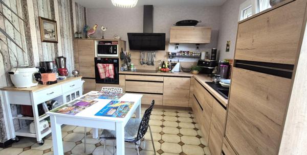 Belle Maison en Pierre ou de Caractère de 115 m² Rénovée avec Goût avec sa Cour sécurisée, Terrasse, Cave à vin, Grand Garage avec Porte motorisée et Terrain clos, arborés et Paysagers de 793 m²