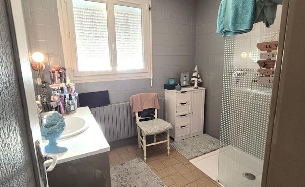 Belle Maison en Pierre ou de Caractère de 115 m² Rénovée avec Goût avec sa Cour sécurisée, Terrasse, Cave à vin, Grand Garage avec Porte motorisée et Terrain clos, arborés et Paysagers de 793 m²