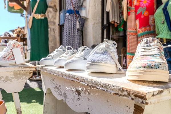 🪄 À CÉDER – Boutique de prêt-à-porter "La Fée Coquette" au cœur du village du Castellet (83) - Emplacement n°1 – Rue de l’Église – Piétonne & ultra-passante