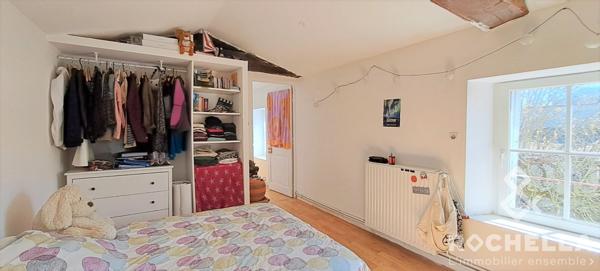 Maison ancienne familiale de 139 m2, 5 chambres, beau jardin, garage