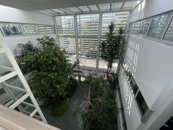 Bureaux à vendre à Nîmes dans le parc Georges Besse avec parking extérieur