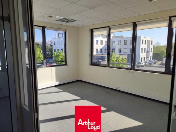 VIllefranche sur Saône : Bureaux à louer en RDC, proche autoroute, visibilité sur axe passant, parking, environnement dynamique : Pole emploi, assurance, salle de sport...