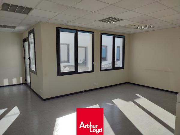 VIllefranche sur Saône : Bureaux à louer en RDC, proche autoroute, visibilité sur axe passant, parking, environnement dynamique : Pole emploi, assurance, salle de sport...