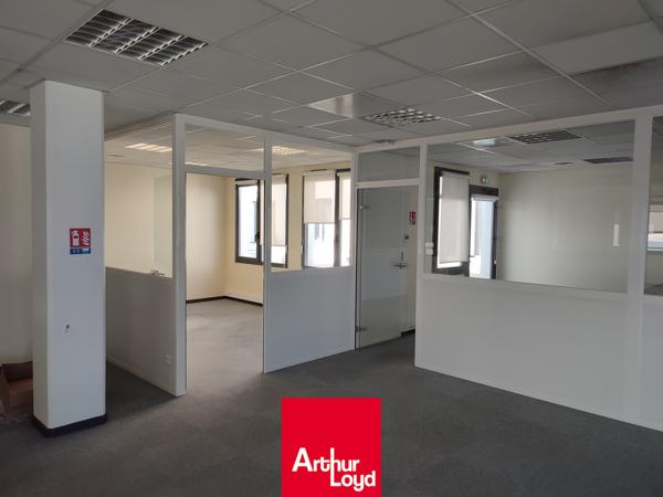 VIllefranche sur Saône : Bureaux à louer en RDC, proche autoroute, visibilité sur axe passant, parking, environnement dynamique : Pole emploi, assurance, salle de sport...