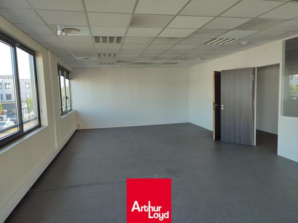 VIllefranche sur Saône : Bureaux à louer en RDC, proche autoroute, visibilité sur axe passant, parking, environnement dynamique : Pole emploi, assurance, salle de sport...