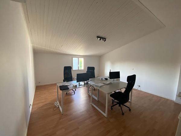 Ensemble de bureaux à vendre 563 m² sur parcelle clôturée Zone d'activités structurée, accessibilité optimale