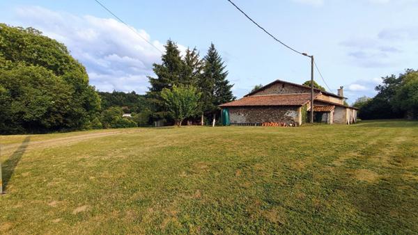 Maison dépendances puits terrain