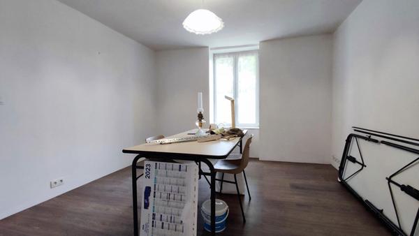 Maison dépendances puits terrain