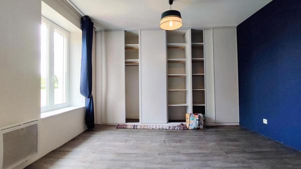 Maison dépendances puits terrain