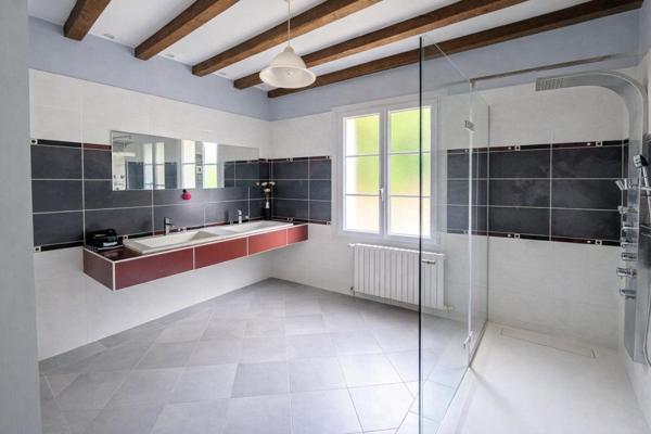 Maison - 7 pièces - 194m²
