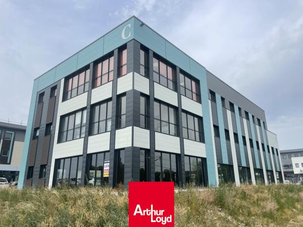 Bureau de 195 m2 à louer, en façade d'un axe passant à Genay, au Nord de Lyon
