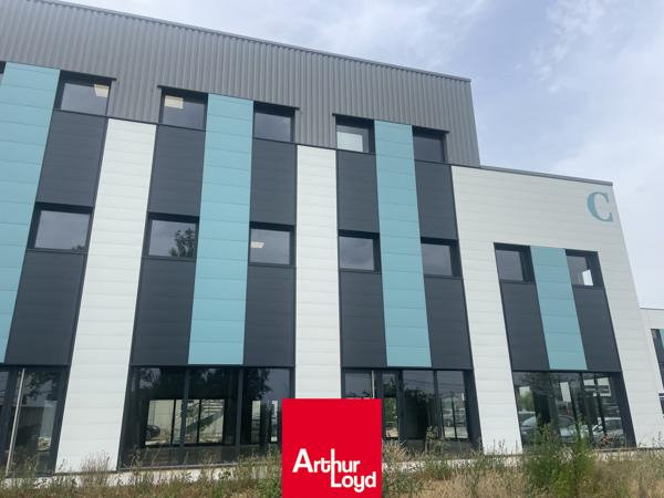 Bureau de 195 m2 à louer, en façade d'un axe passant à Genay, au Nord de Lyon