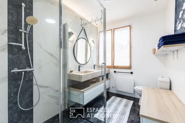 Villa des années 60 revisitée dans un écrin de verdure, plage à pied