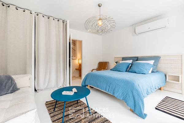 Villa des années 60 revisitée dans un écrin de verdure, plage à pied