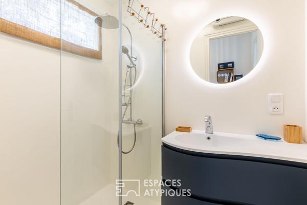 Villa des années 60 revisitée dans un écrin de verdure, plage à pied