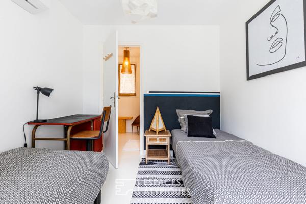 Villa des années 60 revisitée dans un écrin de verdure, plage à pied