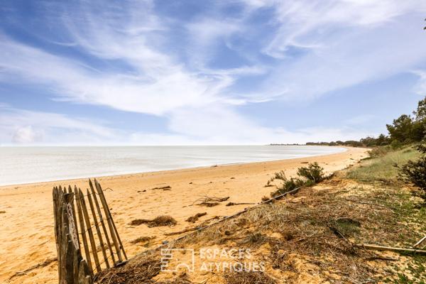 Villa des années 60 revisitée dans un écrin de verdure, plage à pied
