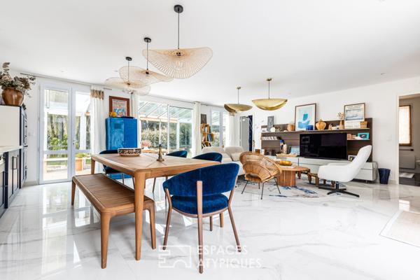 Villa des années 60 revisitée dans un écrin de verdure, plage à pied