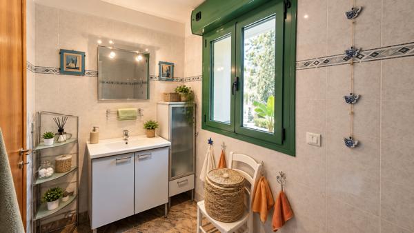 DEUX PIÈCES AVEC VUE SUR LA MER, BALCON, JARDIN ET GARAGE