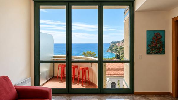 DEUX PIÈCES AVEC VUE SUR LA MER, BALCON, JARDIN ET GARAGE