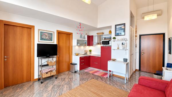 DEUX PIÈCES AVEC VUE SUR LA MER, BALCON, JARDIN ET GARAGE