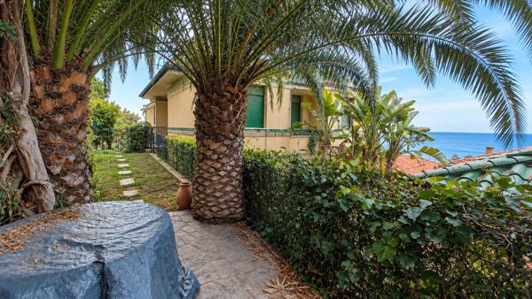 DEUX PIÈCES AVEC VUE SUR LA MER, BALCON, JARDIN ET GARAGE