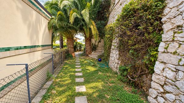 DEUX PIÈCES AVEC VUE SUR LA MER, BALCON, JARDIN ET GARAGE