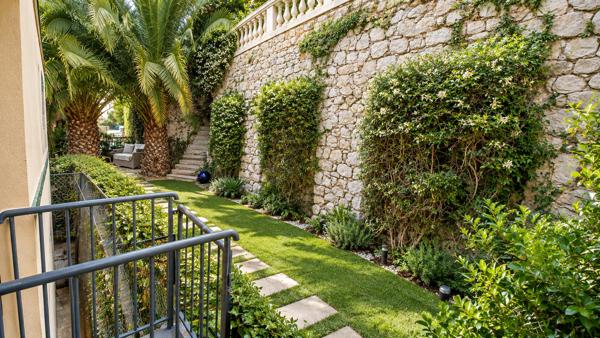 DEUX PIÈCES AVEC VUE SUR LA MER, BALCON, JARDIN ET GARAGE