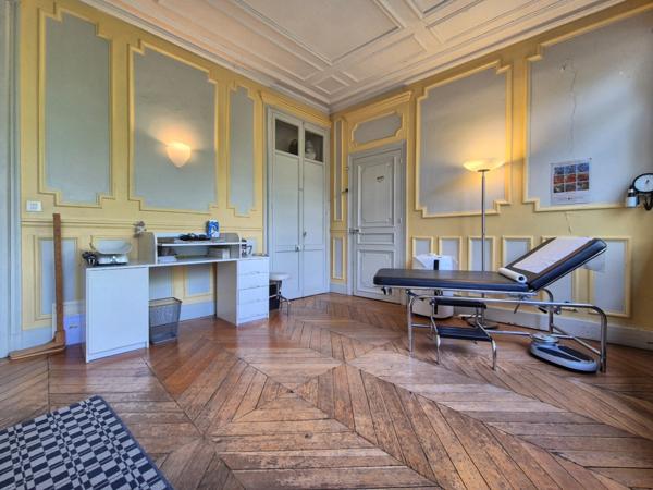 A vendre ETAMPES (91) – Local commercial/ bureaux 4 pièces de 85 m² – Centre-ville – Charme de l’ancien