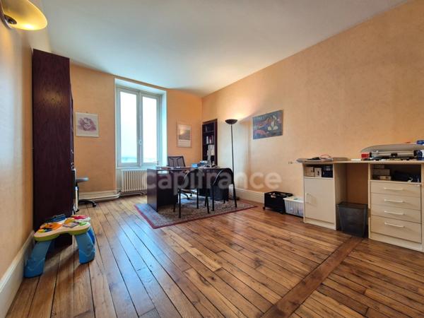 A vendre ETAMPES (91) – Local commercial/ bureaux 4 pièces de 85 m² – Centre-ville – Charme de l’ancien