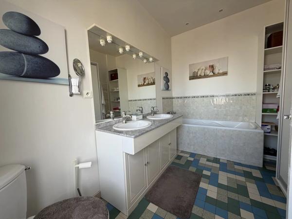 Vente                                                      Maison
                        
                     5 pièces                      204 m2                     à Villers-Cotterêts