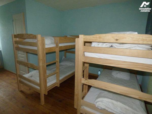 Ensemble immobilier, comprenant :
1°) Une maison à usage d'habitation construite en pierre, br...