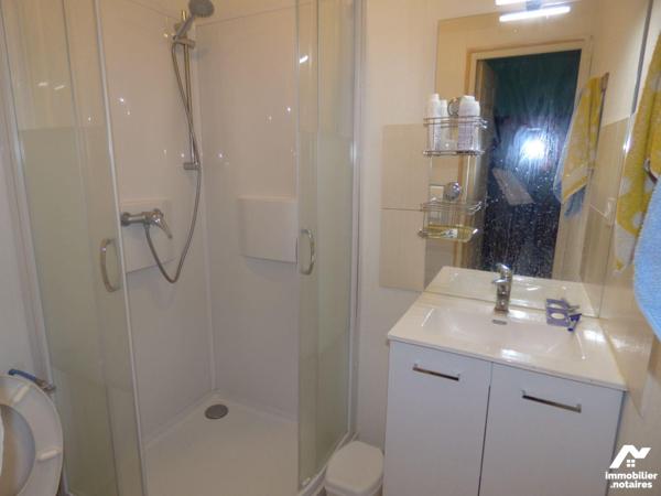 Ensemble immobilier, comprenant :
1°) Une maison à usage d'habitation construite en pierre, br...