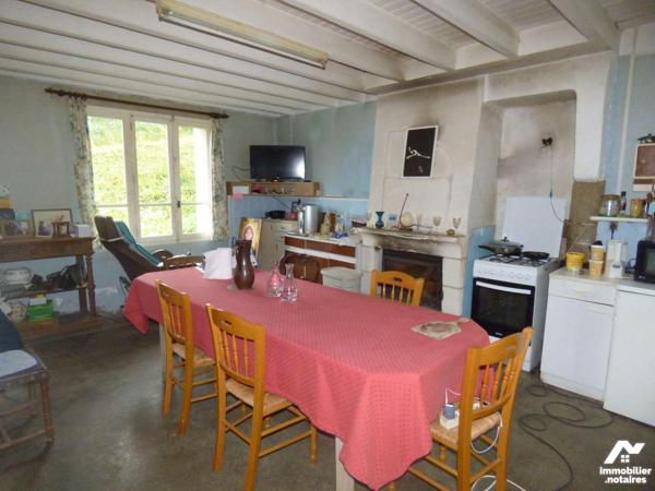 Ensemble immobilier, comprenant :
1°) Une maison à usage d'habitation construite en pierre, br...