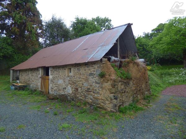 Ensemble immobilier, comprenant :
1°) Une maison à usage d'habitation construite en pierre, br...