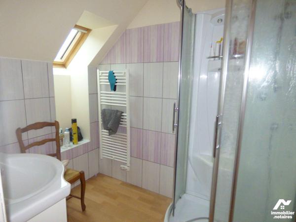 Ensemble immobilier, comprenant :
1°) Une maison à usage d'habitation construite en pierre, br...