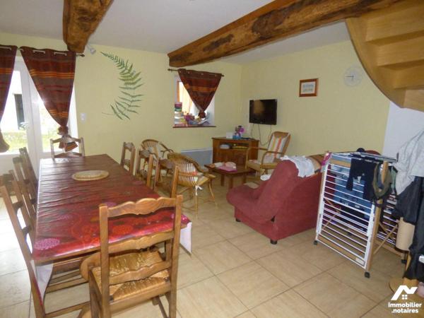 Ensemble immobilier, comprenant :
1°) Une maison à usage d'habitation construite en pierre, br...