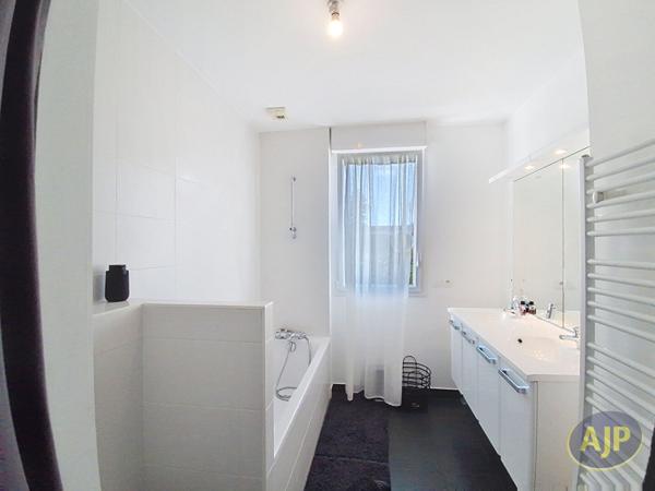 Vente maison La Roche Sur Yon : 457 000 € - AJP Immobilier La Roche-sur-Yon