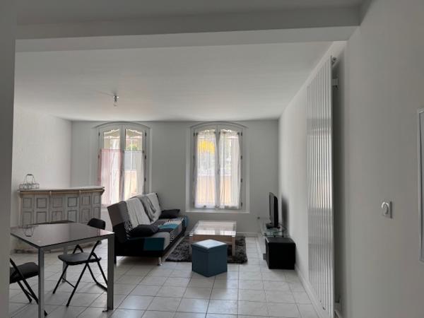 À LOUER – APPARTEMENT T3 TRAVERSANT AVEC GARAGE – CENTRE-VILLE