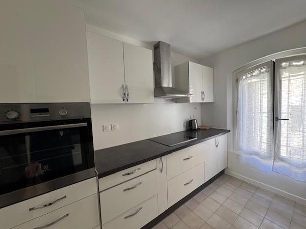 À LOUER – APPARTEMENT T3 TRAVERSANT AVEC GARAGE – CENTRE-VILLE